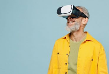 Vanhempi mies VR-lasit päässä