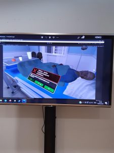 kuvakaappaus simulaatiosta, jossa potilas makaa vuoteessa