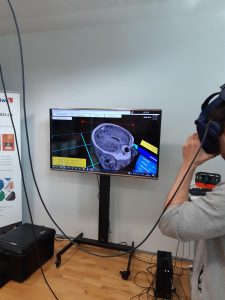 Kuvakaappaus VR-simulaatiosta, jossa näkyy MRI kuvan rakenne kolmiulotteisesti